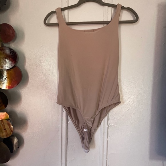 Pretty little thing nude square bodysuit - Picture 4 of 5